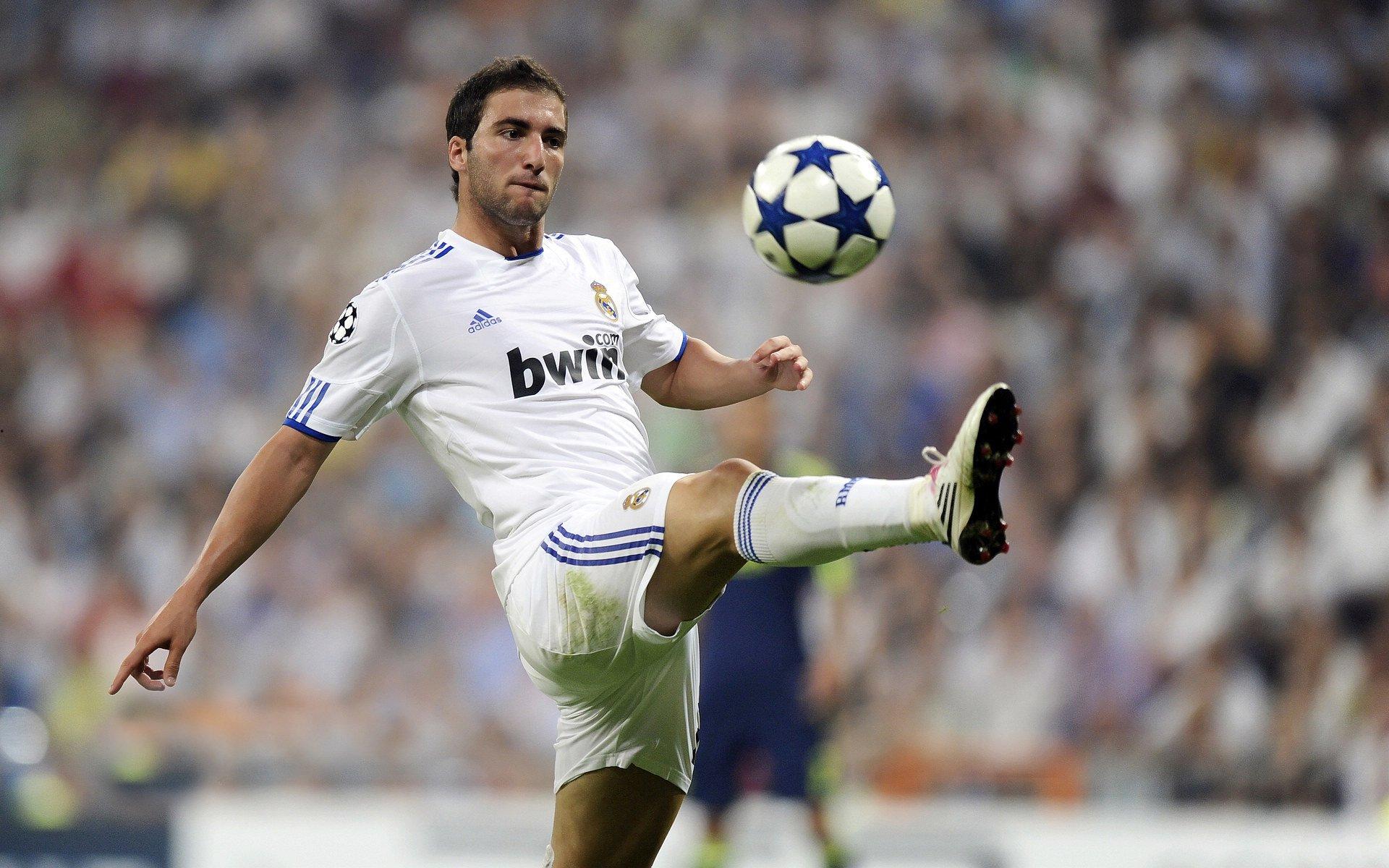 扎卡力挺约纳坦-塔留队,他是勒沃库森后防核心,未来计划不可或缺